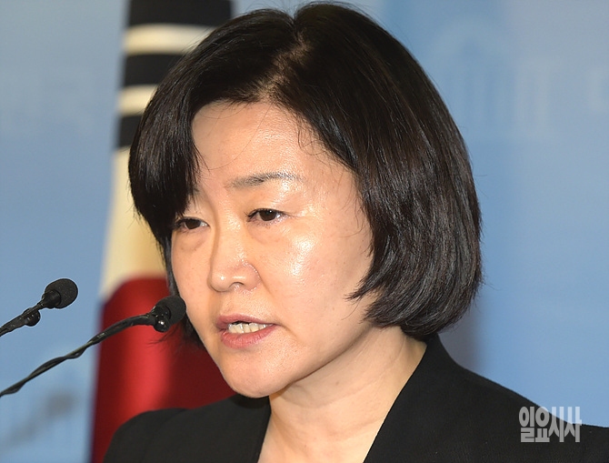 22일, 새누리당 권은희 의원이 서울 여의도 국회 정론관에서 최근 자신의 '선동꾼 발언'과 관련해 사과 기자회견을 갖고 있다.