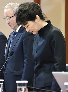 세월호 참사 관련 국무회의 전 묵념하는 박근혜 대통령 <사진=뉴시스>