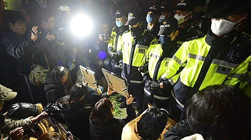 경찰들과 대치중인 세월호 유가족들 <사진=뉴시스>