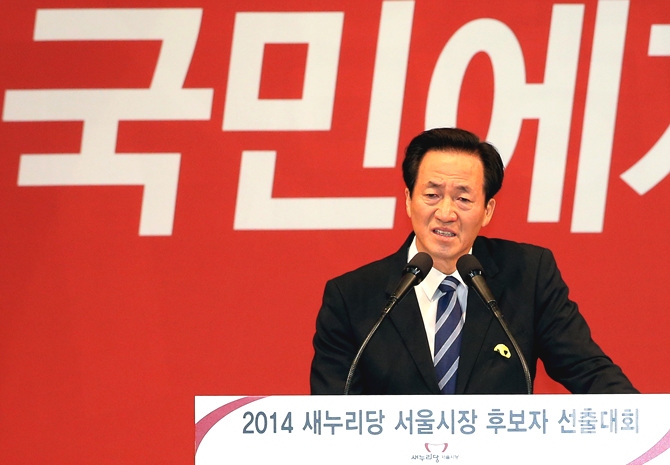 12일, 새누리당 서울시장 경선에서 김황식·이혜훈 예비후보를 제치고 후보로 최종 확정된 직후, 정몽준 후보가 눈물을 흘리고 있다.