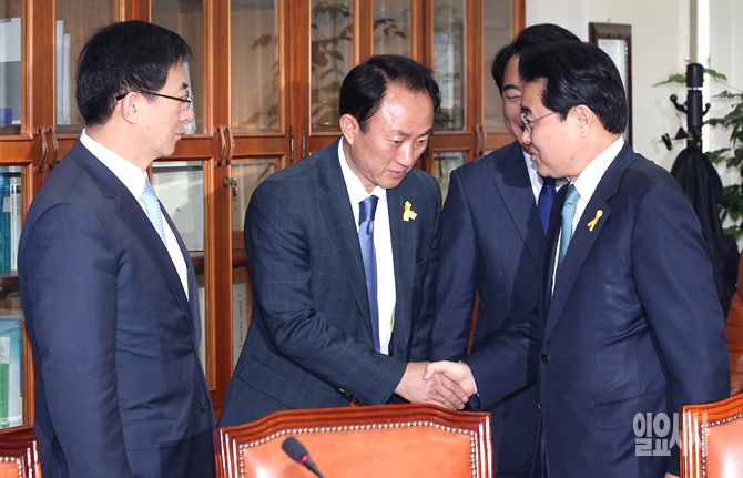 악수 나누는 전병헌 전 원내대표와 김명진 원내대표 특별보좌관(사진 가운데)