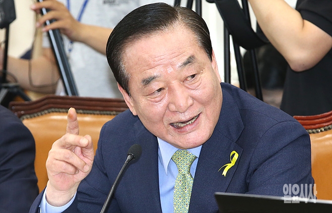 새누리당 서청원 의원이 14일, 서울 여의도 국회에서 열린 세월호 대책 안행위 전체회의 도중 강병규 안행부 장관을 향해 질타하고 있다. <사진=일요시사 DB>