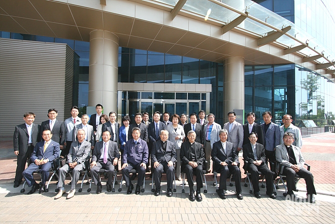 기념촬영하는 염수정 추기경 방문단 <사진=통일부>