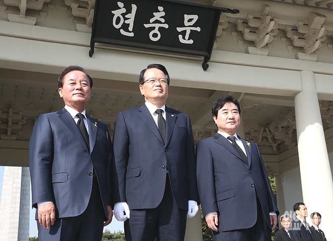 30일 오전, 서울 동작구에 위치한 국립현충원 찾은 19대 후반기 국회의장단이 현충문 앞에 서다. 정의화 국회의장(사진 가운데), 정갑윤(사진 왼쪽)·이석현 부의장