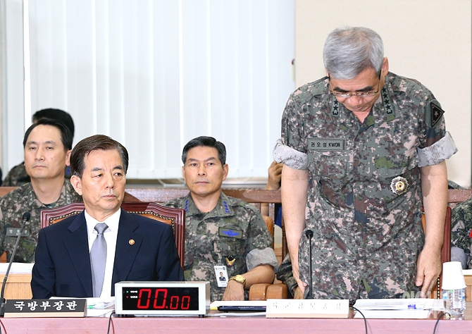 권오성 육참총장이 지난 4일, 국회 국방위 긴급현안질의 직전, 윤 일병 사망사건과 관련해 고개를 숙이고 있다. <사진=일요시사 DB>