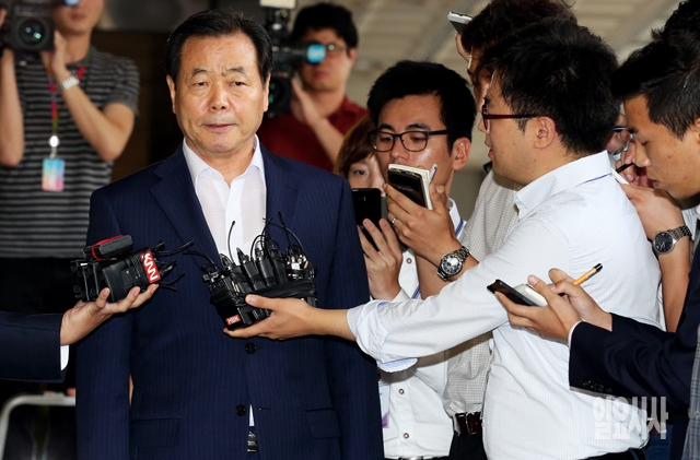 6일 오전, 조현룡 새누리당 의원이 철도공사로부터 수억원대의 금품수수 혐의와 관련해 검찰조사를 받기 위해 서초동 중앙지검으로 출두하고 있다.