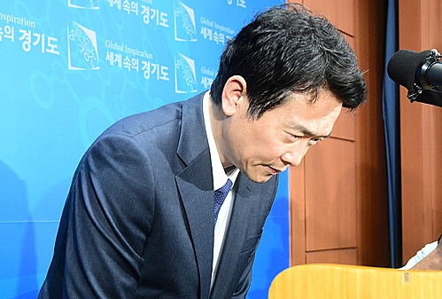 지난 17일, 경기도 수원 경기도청 브리핑룸에서 대국민사과하는 남경필 경기도지사 <사진=뉴시스>