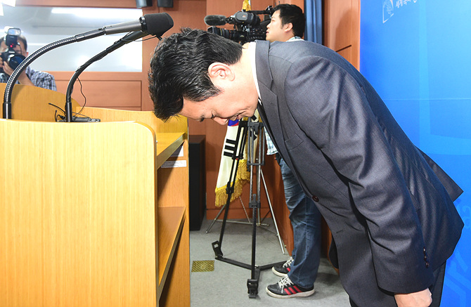 지난 17일 오후, 경기도 수원시 경기도청 브리핑룸 대국민 성명에서 고개 숙인 남경필 경기도지사 <사진=뉴시스>