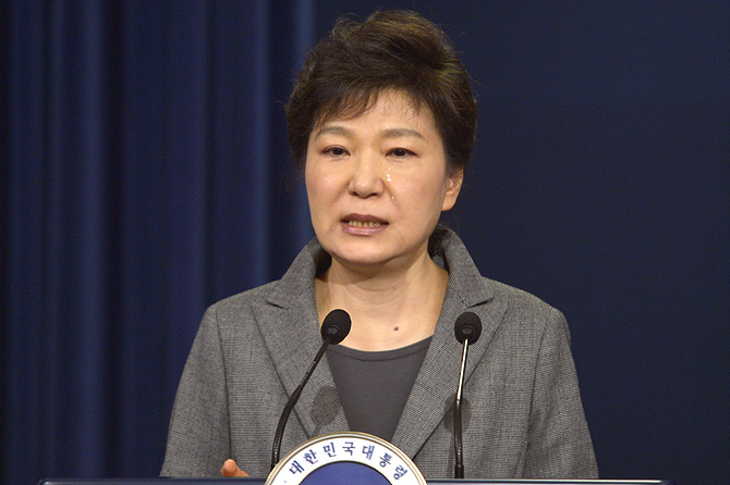 '세월호 참사'와 관련해 대국민성명 발표하면서 눈물 흘리는 박근혜 대통령 <사진=뉴시스>