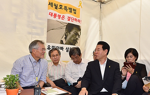 문재인 의원(사진 왼쪽)을 설득하는 김영록 새정치민주연합 원내수석부대표 <사진=뉴시스>