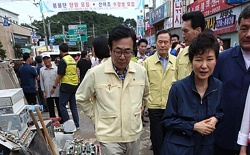 박근혜 대통령이 지난 28일, 부산 침수피해 현장을 방문하고 있다. <사진=뉴시스>