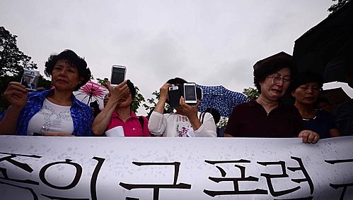 윤일병 등 군대 가혹행위로 인한 사망사건이 잇따르면서 군 폭력 문제가 심화되고 있는 가운데, 지난 6일 서울 용산구 국방부 앞에서 열린 군 폭력 규탄 및 사망 군인 명예회복 촉구 기자회견에서 군 사망사고 피해 유족들이 희생자의 사진을 들어보이고 있다. <사진=뉴시스>