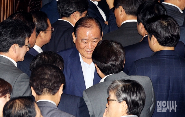 '철피아 비리' 의혹으로 사전구속영장이 청구된 새누리당 송광호 의원(사진 가운데)이 3일 서울 여의도 국회 본회의장에서 표결 직전, 동료 의원들과 인사를 나누고 있다.