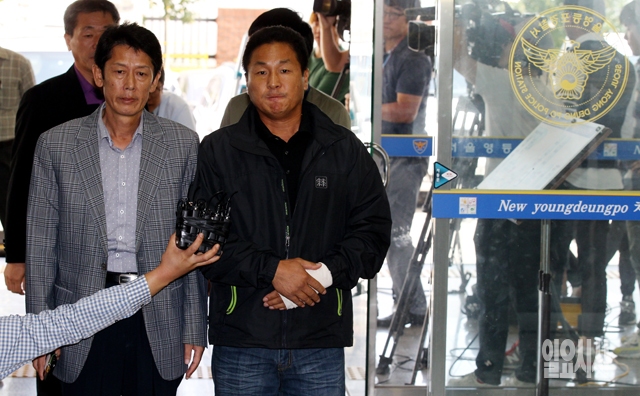 세월호대책위 김병권 전 위원장(사진 오른쪽)과 김형기 전 수석부위원장이 25일, 경찰 조사를 위해 재출석하고 있다.