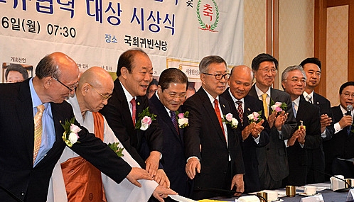 제8회 세계한인의 날 국회 기념식 및 시상식이 6일 오전, 국회에서 열린 가운데, 떡 커팅식을 갖고 있다. <사진=뉴시스>