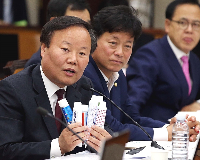 보건복지위원회 국정감사가 7일, 서울 여의도 국회 보건복지위 회의실에서 열린 가운데 새누리당 김재원 의원이 파라벤 성분이 들어간 치약들을 들어보이며 정승 식약처장에게 질의하고 있다.