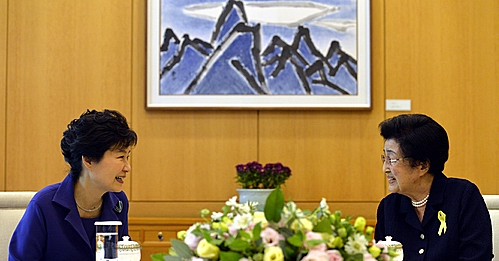회동 갖는 박근혜 대통령과 이희호 여사 <사진=뉴시스>