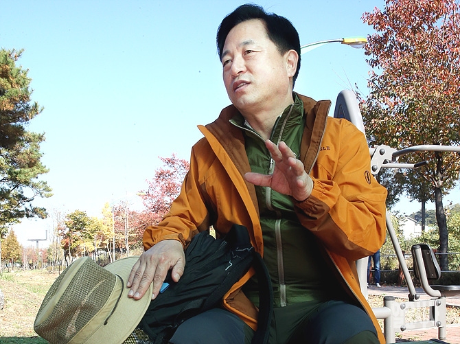 <일요시사>와 대담 나누는 김두관 전 경남지사