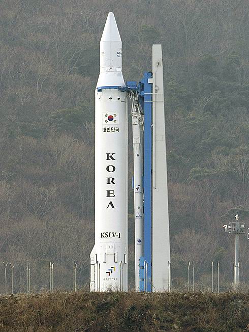 발사대에 세워진 나로호 <사진=뉴시스>