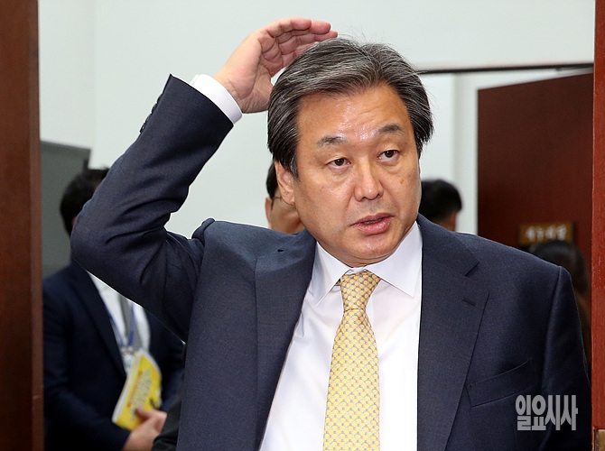 새누리당 김무성 대표가 최근 '알바 발언'과 관련해 논란의 중심에 섰다.