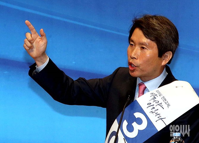 이인영 당대표 후보가 7일, 서울 여의도 국회 의원회관에서 열린 2·8 새정치민주연합 전당대회 예비경선에서 정견발표를 하고 있다. 이 후보는 이날 문재인·박지원 후보와 함께 컷오프를 통과했다.