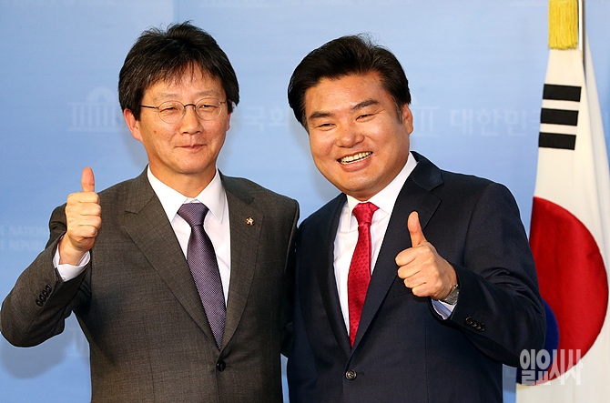 지난달 28일, 국회 정론관 출마 기자회견 직후 취재진을 향해 엄지를 들어보이는 유승민 원내대표 후보-원유철 정책위의장 후보
