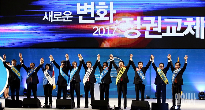 지지자들에게 답례하는 2·8새정치민주연합 전당대회 후보자들