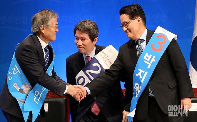 악수 나누는 문재인(사진 왼쪽) 후보와 박지원 후보(사진 오른쪽)