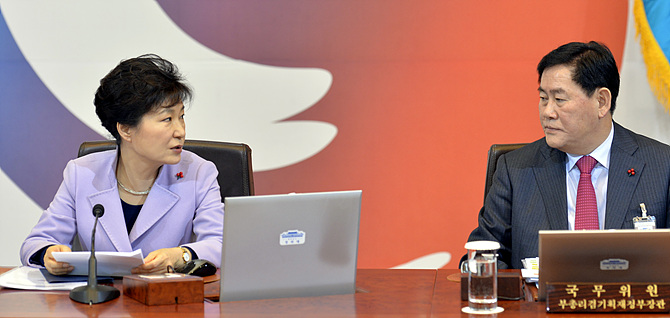 박근혜 대통령과 최경환 경제부총리 겸 기획재정부장관