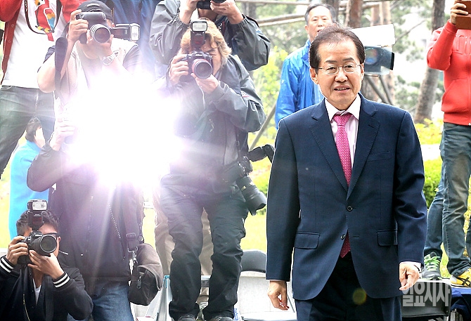 지난 8일, 검찰 조사를 받기 위해 서울 서초구 고등검찰청에 출석하는 홍준표 경남도지사