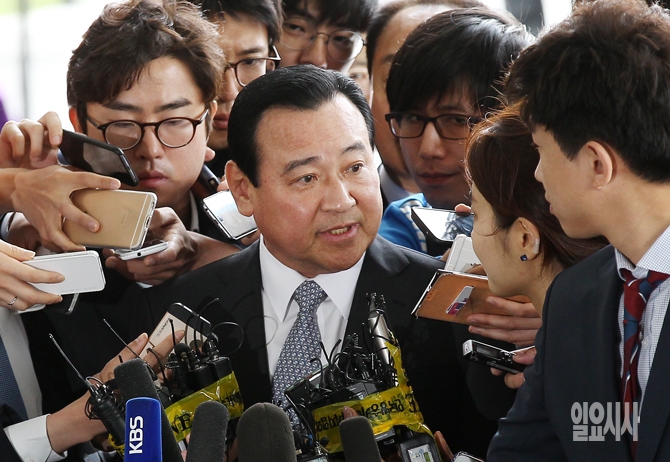 14일, 검찰 출석 도중 '불법정치자금 수수'와 관련해 취재진 질문에 답하는 이완구 전 국무총리