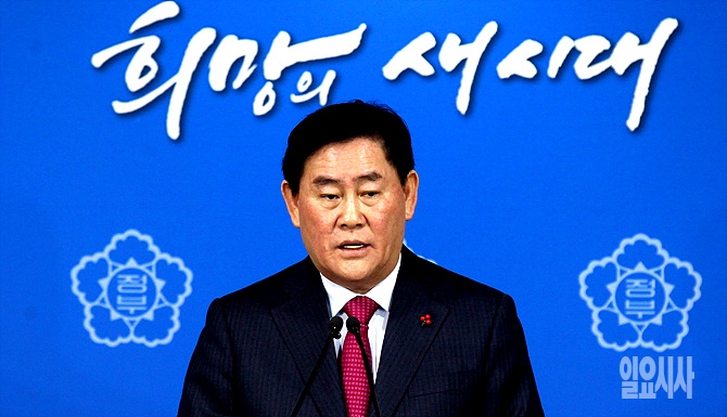 연말정산 관련 브리핑하는 최경환 경제부총리 겸 기획재정부장관