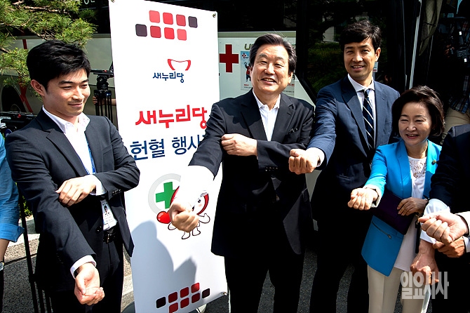 새누리당 김무성 대표가 18일, 헌혈을 위해 서울 여의도 국회 앞 헌혈 버스를 찾았다. (사진=사진공동취재단)