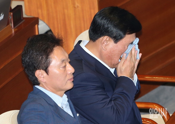 눈물 흘리는 무소속 박기춘 의원