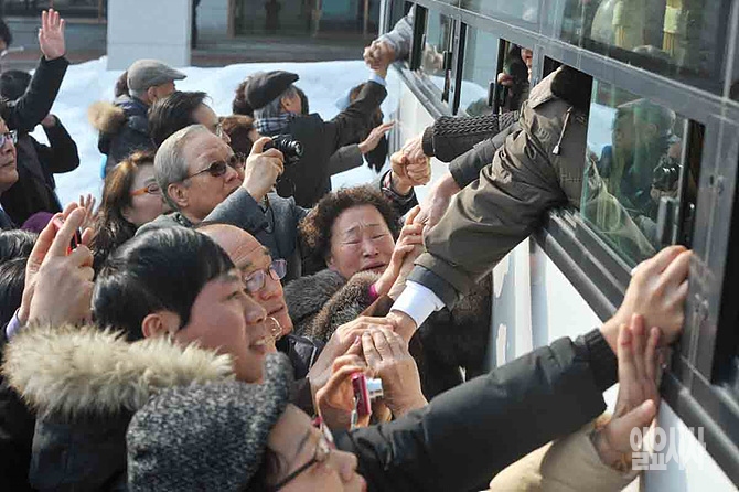 안타까워하는 이산가족들