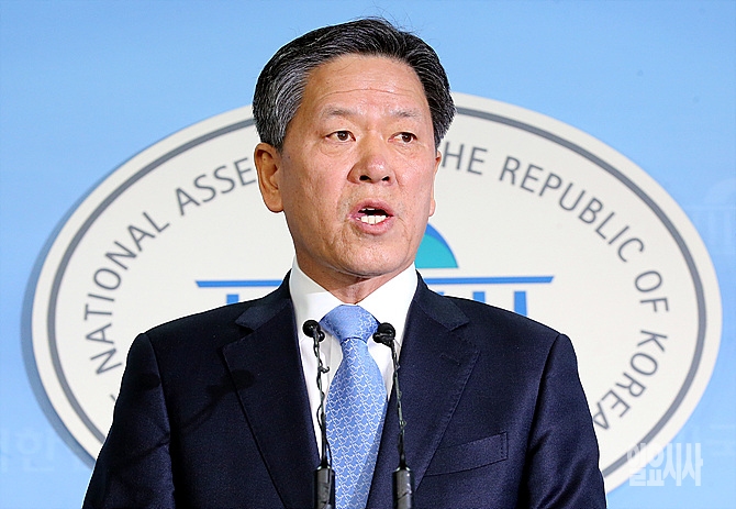 8일, 서울 여의도 국회 정론관에서 긴급 기자회견 갖는 새정치민주연합 주승용 최고위원