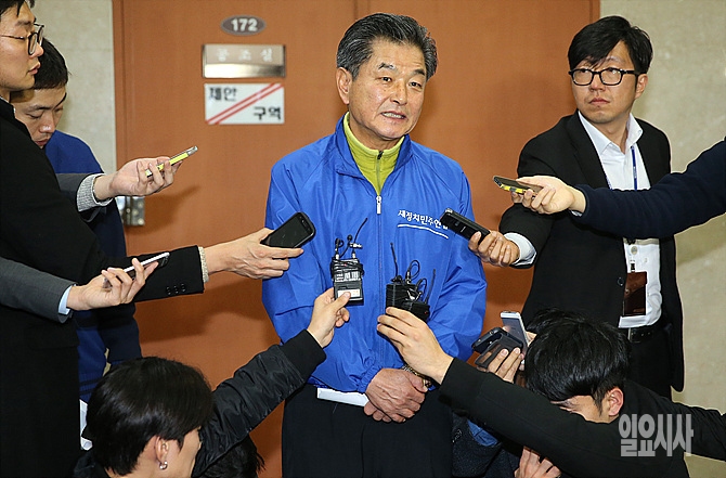 10일, 서울 여의도 국회 정론관 앞에서 '20대 총선 불출마 기자회견' 직후 취재진의 질의에 답변하고 있는 새정치민주연합 신학용 의원