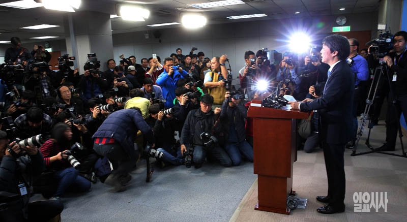 13일, 서울 여의도 국회 정론관에서 안철수 전 새정치민주연합 공동대표가 탈당 기자회견을 갖고 있다.