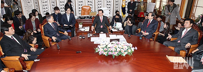 15일, 서울 여의도 국회 국회의장실 접견실에서 정의화 의장, 김무성·문재인, 원유철·이종걸 원내대표 등 여야 지도부가 교착상태에 빠져 있는 '선거구획정' 협상을 하고 있다.