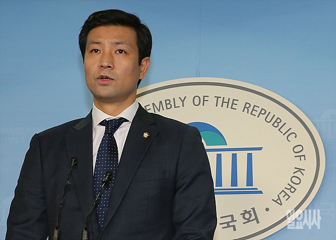 22일, 서울 여의도 국회 정론관에서 '20대 총선' 불출마 기자회견 갖는 새누리당 문대성 의원