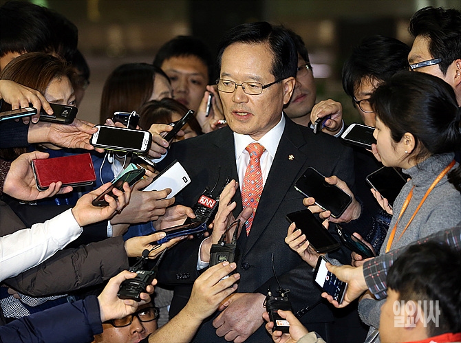취재진 질문에 답변하는 정의화 국회의장