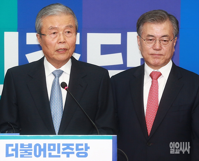 지난 14일, 더불어민주당에 입당한 김종인 전 새누리당 국민행복위원장(사진 왼쪽)