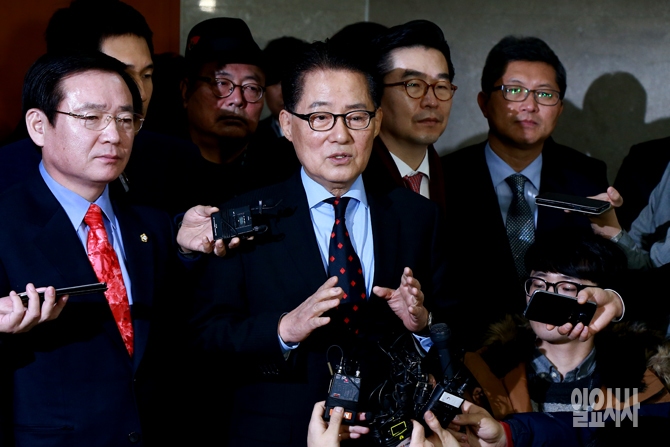 22일, 더불어민주당 박지원 의원이 서울 여의도 국회 정론관에서 탈당 기자회견 직후 취재진의 질문에 답변하고 있다.