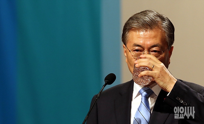14일, 문재인 전 더불어민주당 대표가 기자회견 도중 물을 들이키고 있다.