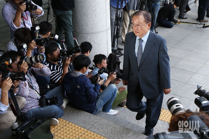19일, 서울 서초구 서울고등검찰청 출석하는 강만수 전 산업은행장