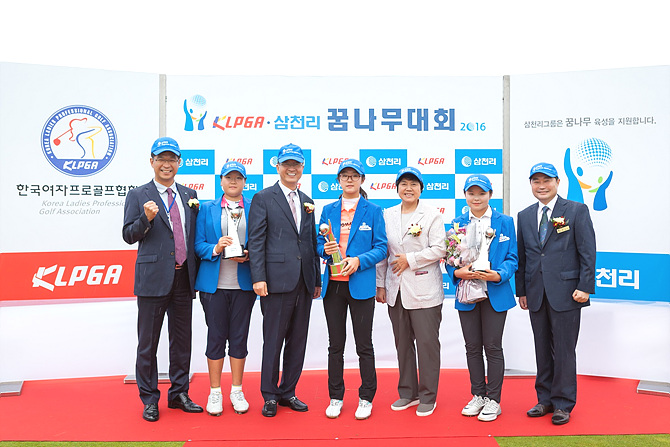 각 부 우승자들이 삼천리 이찬의 사장(좌측에서 세번째), KLPGA 강춘자 수석 부회장(우측에서 세번째), 박성주 군산CC 대표(우측 끝)과 기념사진을 찍고있다. <초등부 이정수(좌), 중등부 김재희(가운데), 고등부 송가은(우)>