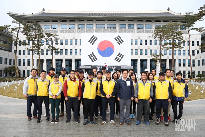 지난 28일, '일요시사 봉사단'이 경북 안동시 소재의 새 경북도청사에서 견학 후 기념촬영을 하고 있다.