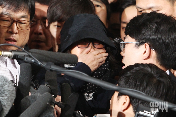 지난달 31일, 검찰 출두 후 취재진에 둘러싸여 울먹이는 최순실씨