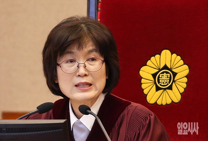 이정미 헌법재판소장 권한대행이 지난달 27일, 박근혜 탄핵심판 최종변론을 진행하고 있다. <사진=사진공동취재단>