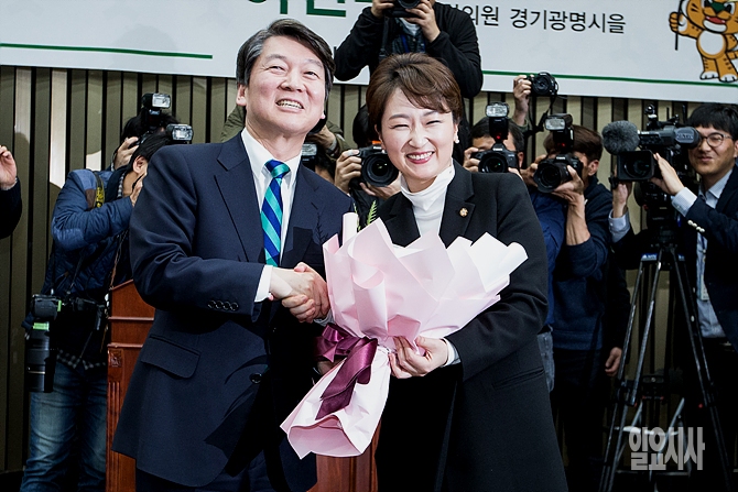 6일, 더불어민주당 탈당 후 국민의당으로 입당한 이언주 의원(사진 오른쪽)이 서울 여의도 국회서 열린 국민의당 입당 환영식서 안철수 국민의당 대선후보와 기념촬영을 갖고 있다.